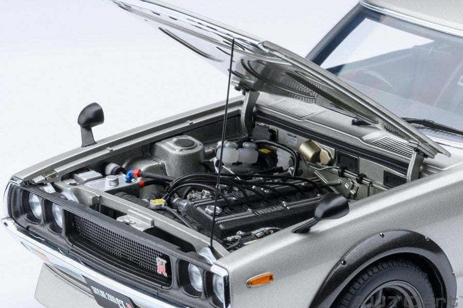 Nissan Skyline 2000 GT-R (KPGC110) Tuned version (Silver) - Autoart 1/18 - 77466 - Passion Diecast 