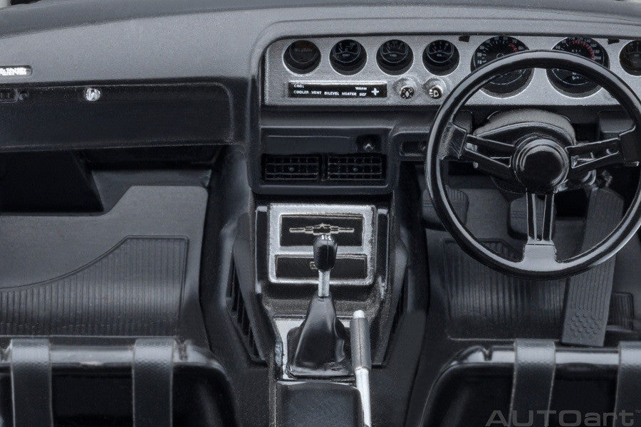 Nissan Skyline 2000 GT-R (KPGC110) Tuned version (Silver) - Autoart 1/18 - 77466 - Passion Diecast 