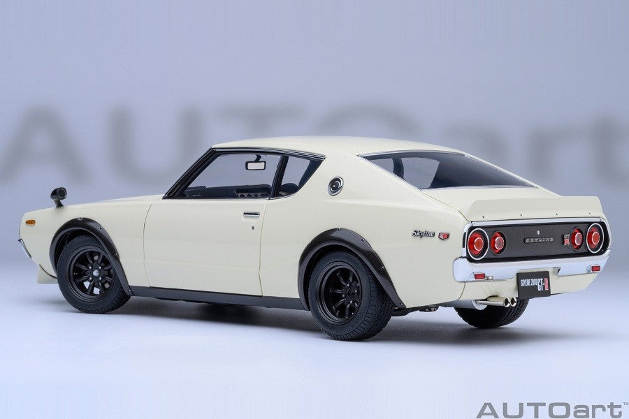 Nissan Skyline 2000 GT-R (KPGC110) Tuned version (White) - Autoart 1/18 - 77467 - Passion Diecast 