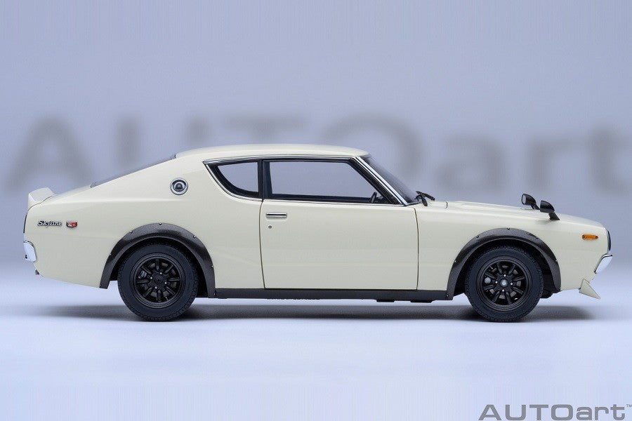Nissan Skyline 2000 GT-R (KPGC110) Tuned version (White) - Autoart 1/18 - 77467 - Passion Diecast 