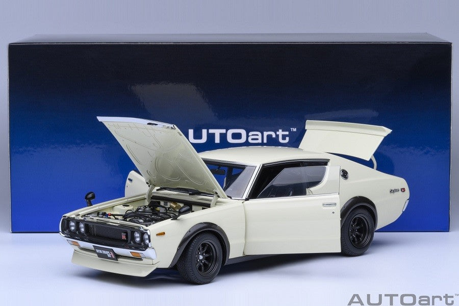 Nissan Skyline 2000 GT-R (KPGC110) Tuned version (White) - Autoart 1/18 - 77467 - Passion Diecast 