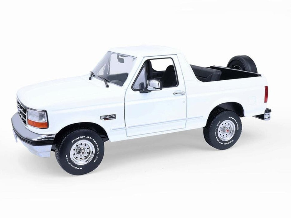 1993 Ford Bronco XLT in Oxford White - 1/18 - Greenlight - 19086 Passion Diecast