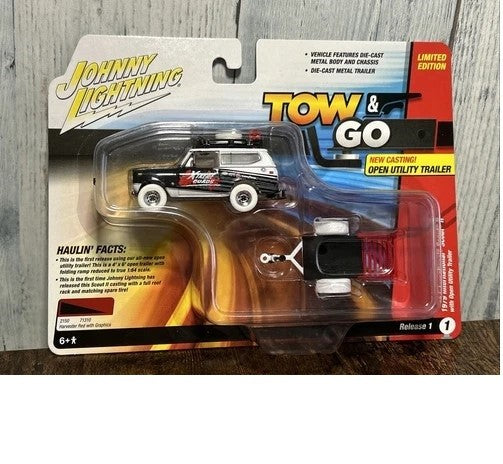 CHASE CAR Xtreme Quads - 1979 International Scout with Open Trailer - Tow & Go - Johnny Lightning  1:64 - JLBT020 AGR