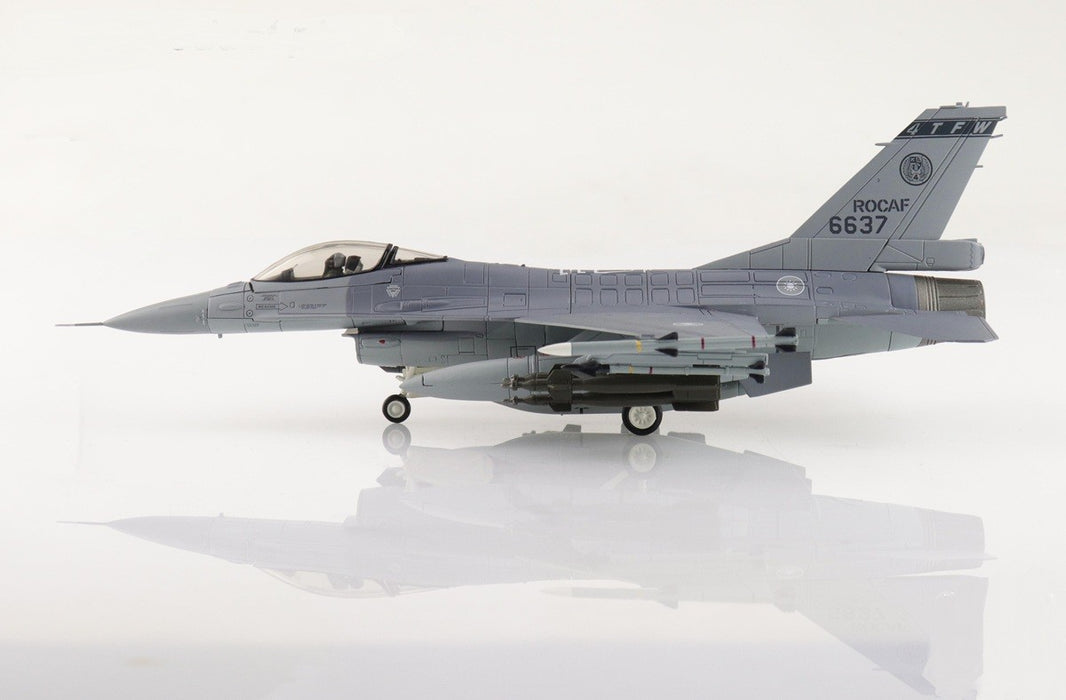 Lockheed F-16V Fighting Falcon / ROCAF 22nd TFG, no. 6637, 6 x GBU-12, Taiwan / Hobby Master 1:72 HA38057