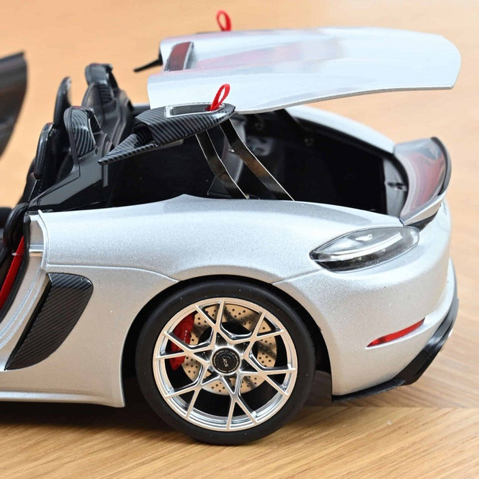 Porsche 718 Spyder RS w/ Weissach Pack 2023 GT-Silver metallic - Norev 1-18 - 187270 - Passion Diecast