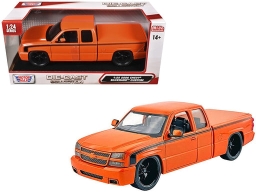 Chevy Silverado Extended Cab 2006 Custom - Metallic Orange - Motormax 1/25 - 79039 MOR Passion Diecast