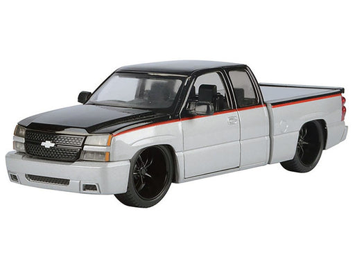 Chevy Silverado Extended Cab 2006 Custom - Silver with Black Two-Tone - Motormax 1/25 - 79039 SLBK Passion Diecast