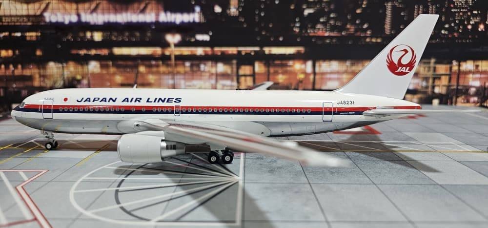 Japan Air Lines (JAL) Boeing 767-246 / JA8231 / B-Models / 1:200 / B-762-JL-231P