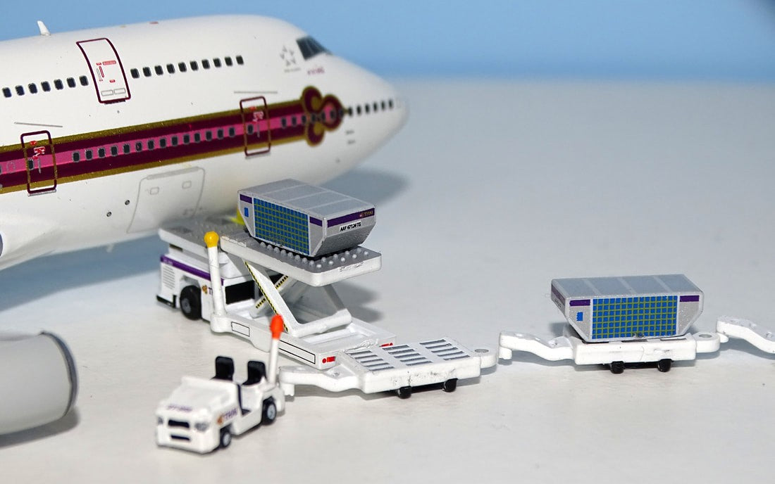 Cargo Set (Thai Airways) / Fantasy Wings / 1:400 /  FWDP-CG--4054
