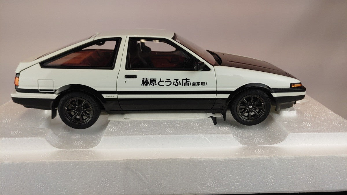 (Used)(Free shipping) Toyota Sprinter Trueno (AE86)  Project D  Final version - Autoart    1/18 -  78786    Used