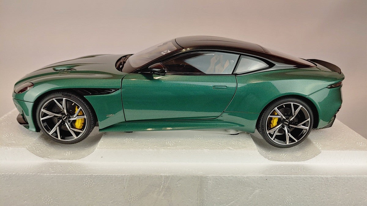 (Used)(Free shipping)  Aston Martin Aston Martin DBS Superleggera Racing Green 1/18 AUTOART 70297 Used