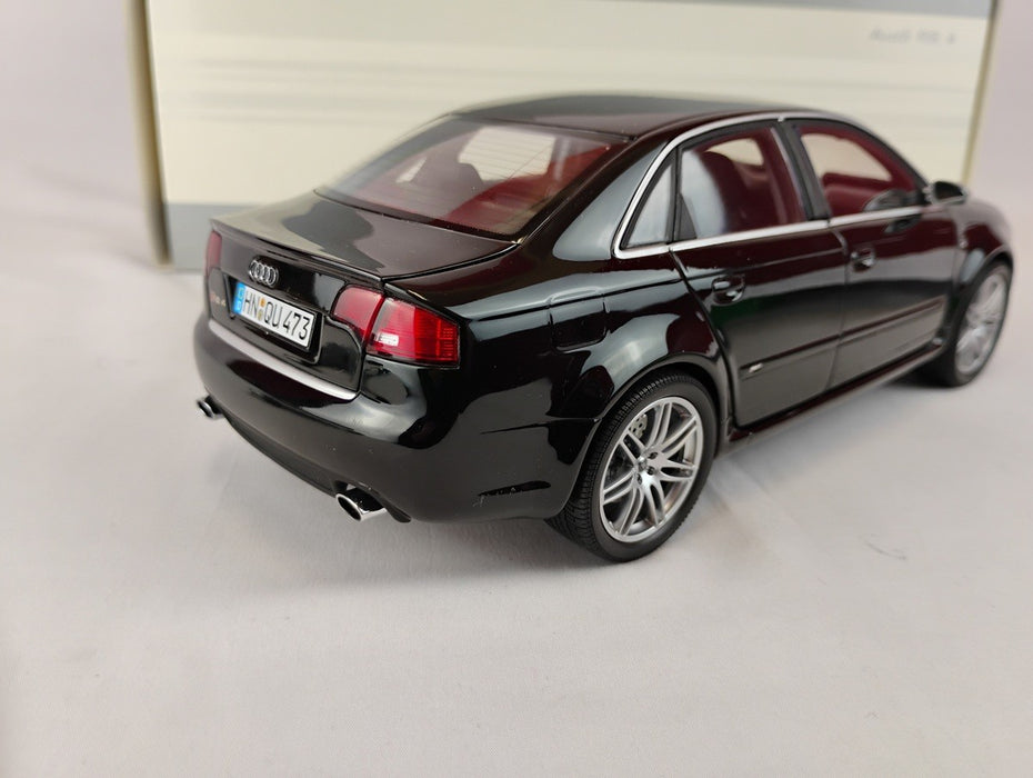(Used)(Free shipping)  AUDI RS B7 4 DOORS (BLACK)  DEALER EDITION 1/18 MINICHAMPS 37894  Used