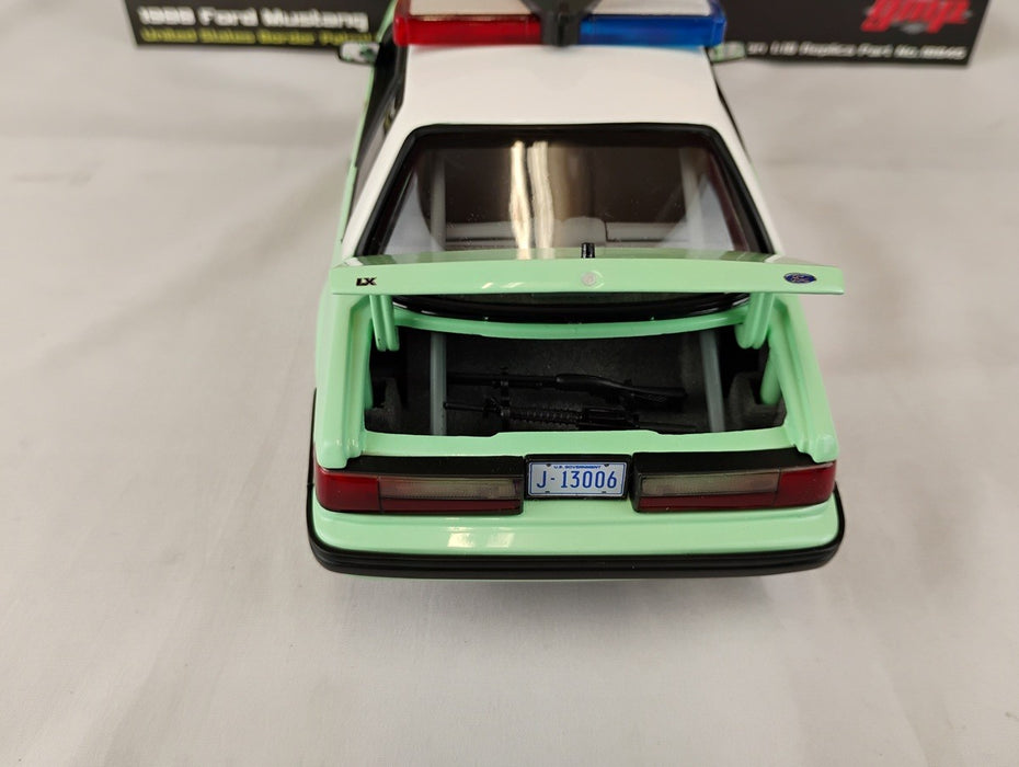 (Used)(Free shipping)  1991 FORD MUSTANG UNITED STATES BORDER PATROL S.S.P. (SILVER) 1/18 GMP 18844   Used