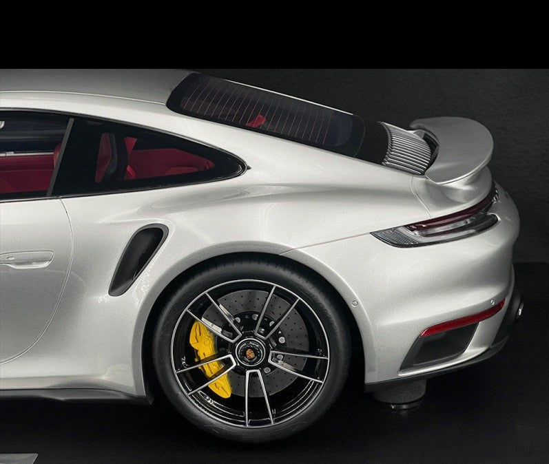Porsche 911 Turbo S Type 992.1 2020 Silver Metallic - 1/8 - GT SPIRIT - GTS801801 Passion Diecast