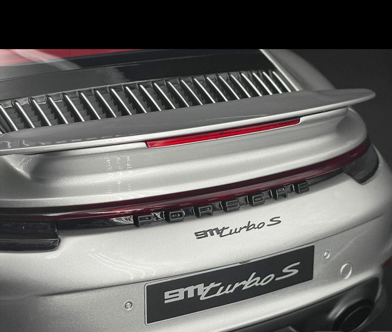 Porsche 911 Turbo S Type 992.1 2020 Silver Metallic - 1/8 - GT SPIRIT - GTS801801 Passion Diecast