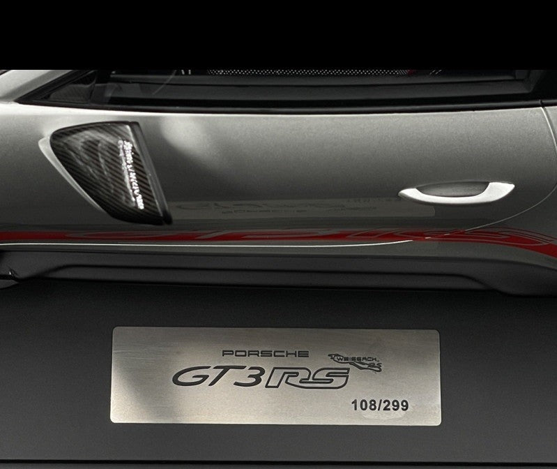 Porsche 911 GT3 RS Type 992.1 2022 Weissach Package Silver GT / Red Stripes - 1/8 - GT SPIRIT - GTS802001 Passion Diecast