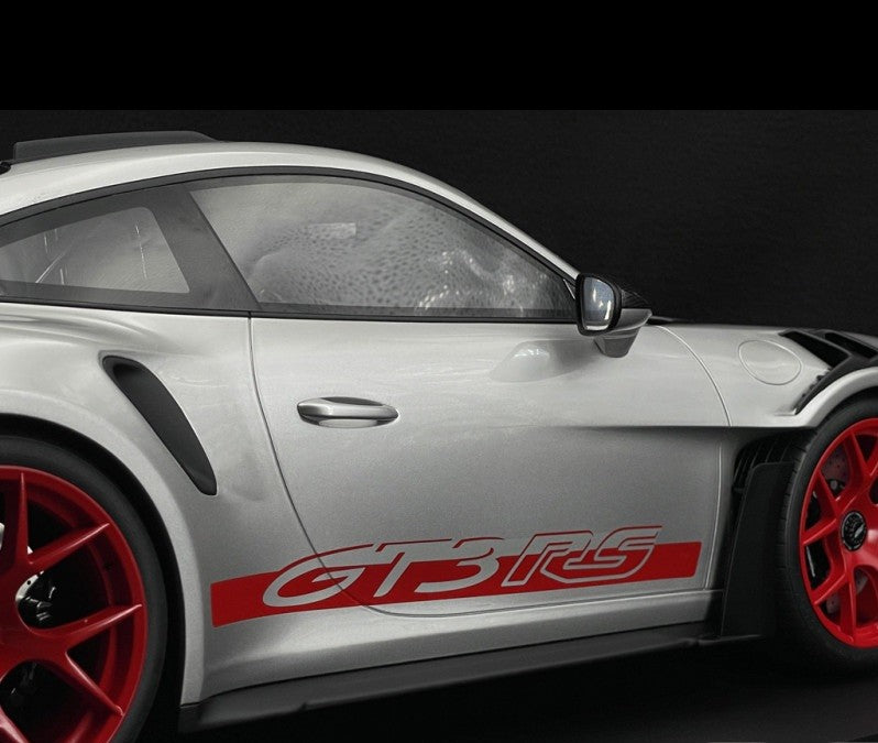Porsche 911 GT3 RS Type 992.1 2022 Weissach Package Silver GT / Red Stripes - 1/8 - GT SPIRIT - GTS802001 Passion Diecast