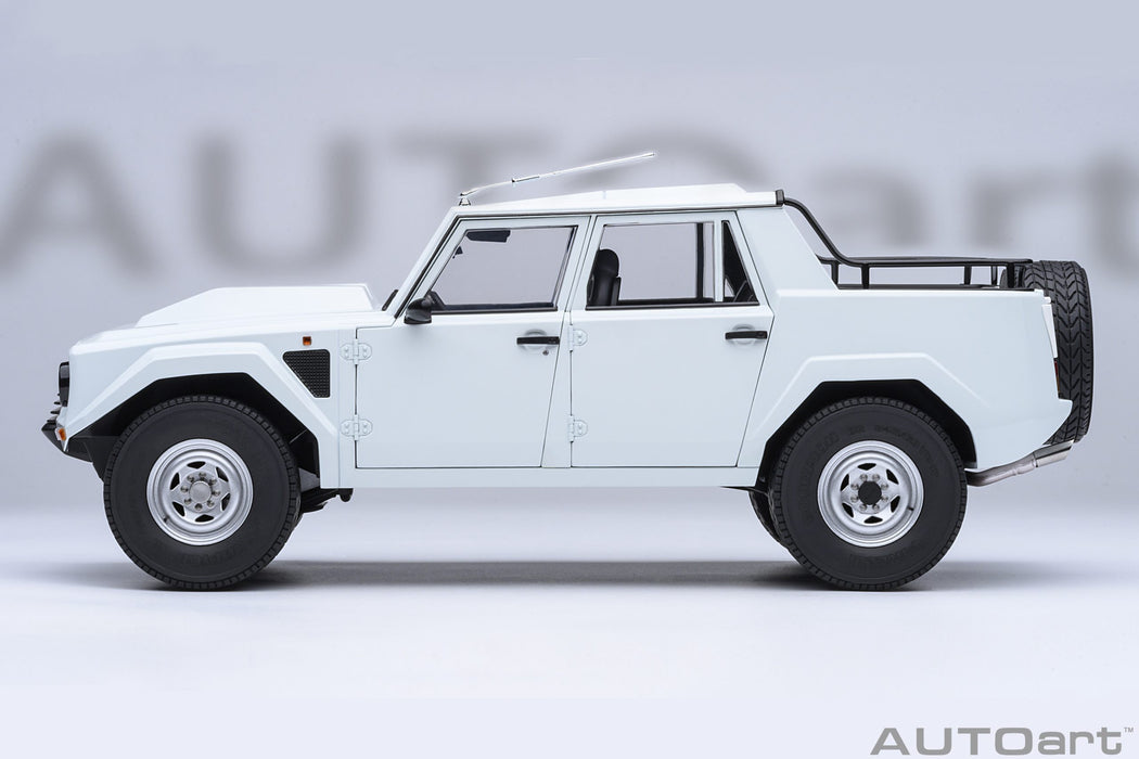 Lamborghini LM002 (Bianco Polo Park) - Autoart 1/18 - 74549 - Passion Diecast 