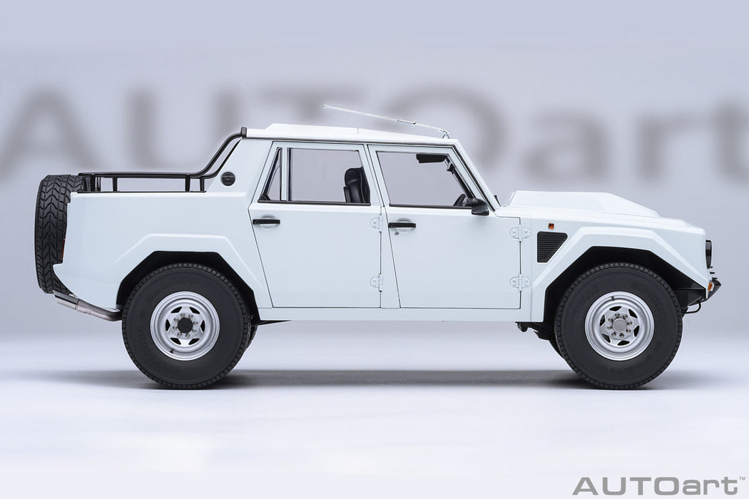 Lamborghini LM002 (Bianco Polo Park) - Autoart 1/18 - 74549 - Passion Diecast 