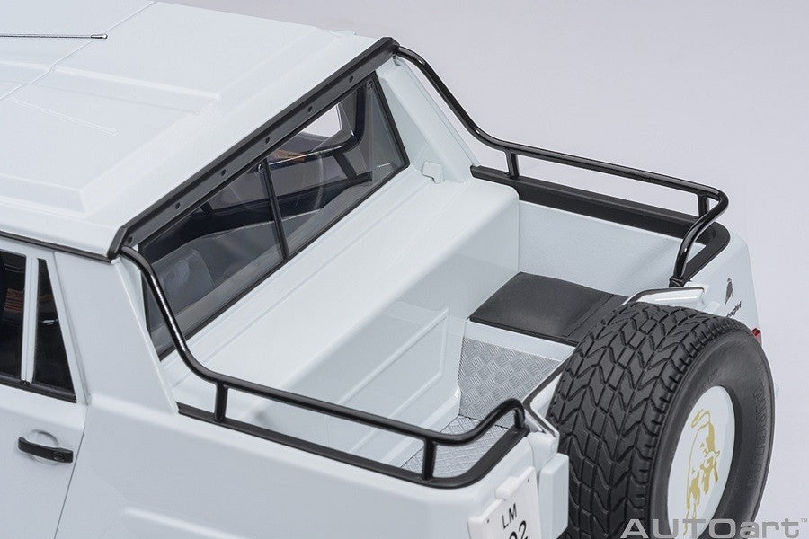Lamborghini LM002 (Bianco Polo Park) - Autoart 1/18 - 74549 - Passion Diecast 