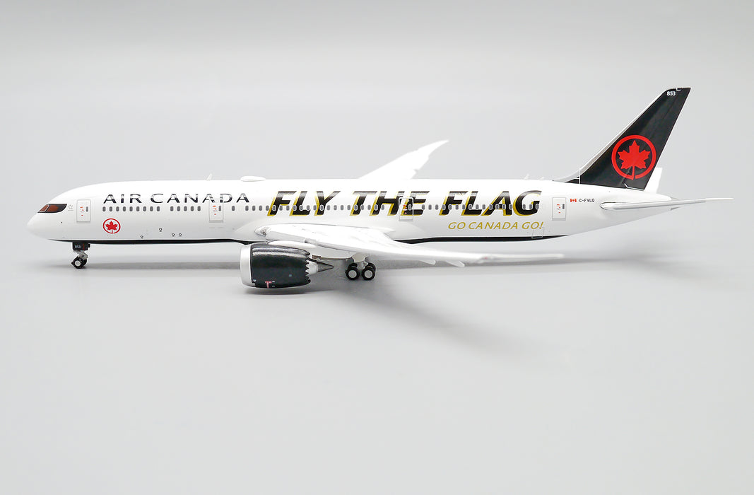 Air Canada Boeing 787-9 C-FVLQ Go Canada Go volets abaissés JC Wings 1:400 — profil FLY THE FLAG