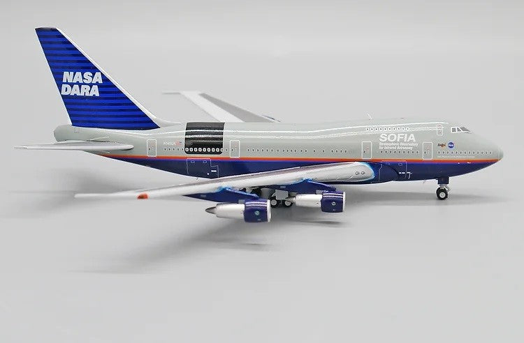 SOFIA NASA DARA Boeing 747SP N145UA JC Wings 1:400 — profil trois-quarts
