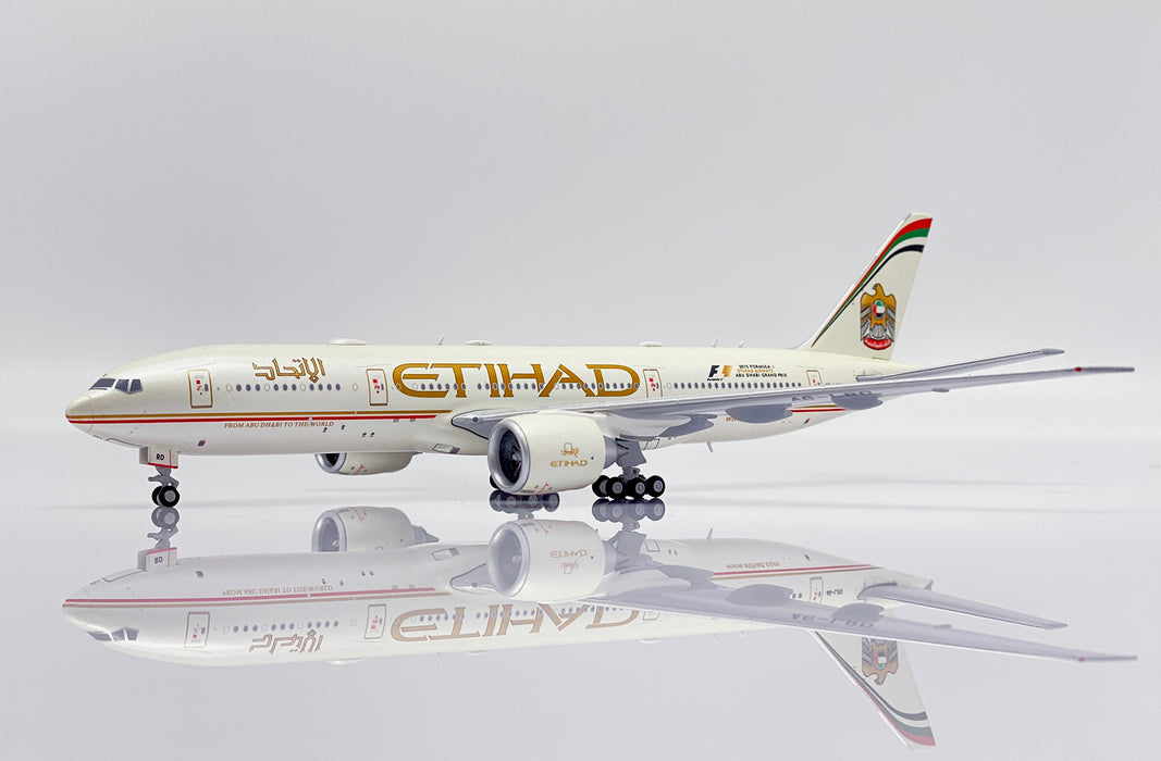 Etihad Airways Boeing 777-200LR A6-LRD 2015 Formula 1 JC Wings 1:400 — vue avant trois-quarts