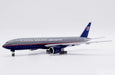 United Airlines Boeing 777-200 N777UA Battleship JC Wings 1:400 — vue avant trois-quarts