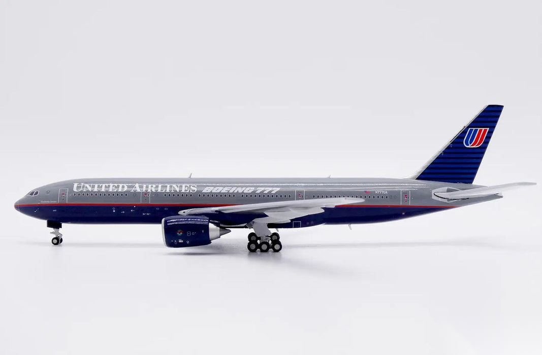 United Airlines Boeing 777-200 N777UA Battleship JC Wings 1:400 — profil gauche
