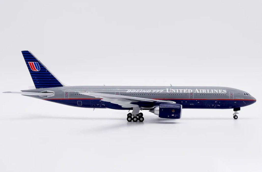 United Airlines Boeing 777-200 N777UA Battleship JC Wings 1:400 — profil droit